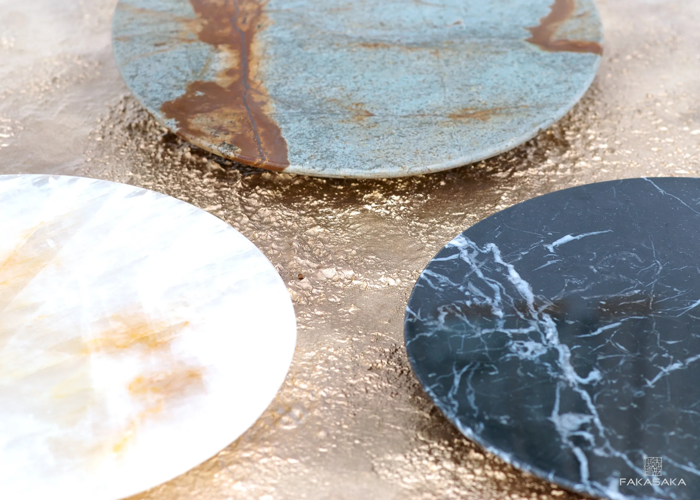 GUILL SIDE TABLE<br><br>TRANSLUCENT ONYX<br>POLISHED BRONZE